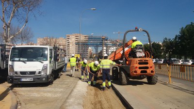 Operarios de la empresa contratista trabajan en la zanja abierta para la renovación de las canalizaciones