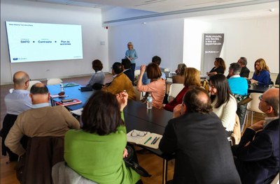 Los participantes en esta segunda jornada de estudio del entorno de la Torre de la Plata reunidos en el Centro de atención al visitante de Marqués de Contadero   