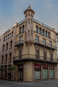 Ejemplo de edificio de estilo regionalista en Sevilla 