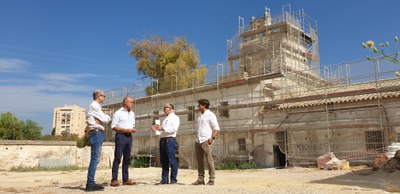 El degado Antonio Muñoz acompañado del equipo técnico de Urbanismo que dirige las obras durante su visita a la Hacienda