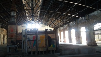 Interior de la nave principal de la extinta fábrica de vidrios, donde se conserva el mayor de los hornos de trabajo