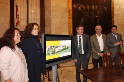 El alcalde de Sevilla, junto con la representante de Altadis, los delegados de Hábitat Urbano y del distrito los Remedios y, el gerente de Urbanismo, en un momento de su comparecencia pública para explicar los detalles del acuerdo alcanzado
