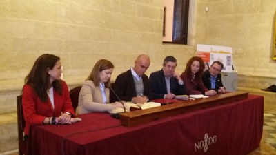 Momento de la firma del convenio suscrito para impulsar el desarrollo urbanístico de los terrenos de la antigua fábrica de vidrio de la Trinidad