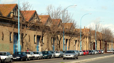 Naves portuarias de la Avda. de las Razas frente a las que se ubican los suelos que cambiarán de calificación para acoger usos residenciales