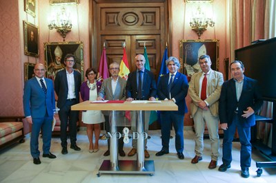 El alcalde posa rodeado de parte de su equipo de la Gerencia de Urbanismo, del director de la Escuela Técnica Superior de Arquitectura de Sevilla y de otros miembros de la Universidad Hispalense