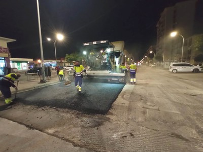 Trabajos de fresado en plena noche, en la Avenida Ciudad de Chiva, en el barrio Alcosa de Sevilla