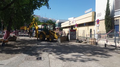 Una excavadora demuele el pavimento del espacio delantero del mercado de San Gonzalo, en la Plaza San Martín de Porres