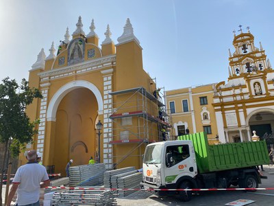 Los andamios cubren ya el Arco de la Macarena, en el que se trabajará durante los próximos cuatro meses para mejorar su estado de conservación