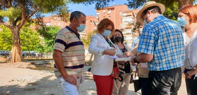 La delegada del distrito Este-Alcosa-Torreblanca supervisa el proyecto de obras junto con técnicos de Urbanismo, personal del distrito y vecinos
