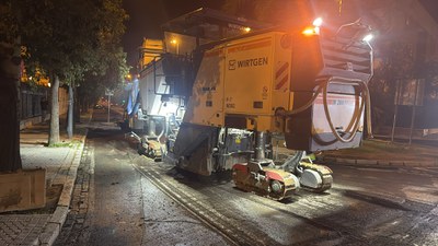 Una máquina fresadora retiraba anoche el firme de la calzada de la Avda. de Francia