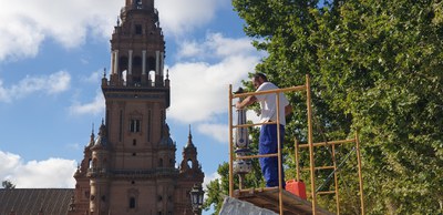 Un operario instala la nueva farola de cerámica de la balaustrada que resultó dañada 