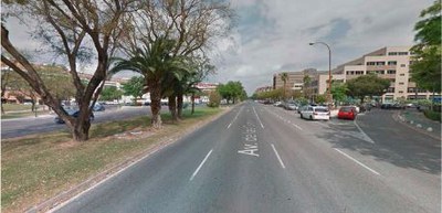 Calzada de la Avda. de las Ciencias donde va a ser renovado por completo todo el pavimento