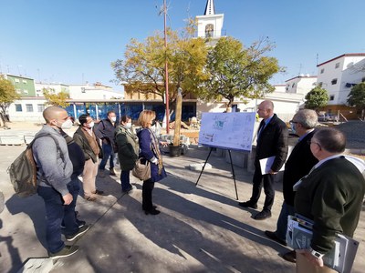 Alcalde, delegado de Hábitat Urbano y vecinos atienden las explicaciones de las obras por parte de la técnico de Urbanismo encargada del proyecto