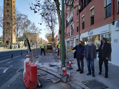 El delegado de Hábitat Urbano, Juan Manuel Flores, y el gerente de Urbanismo, Juan Carlos de León, han supervisado las obras de pavimentación del espacio incorporado ya al acerado en la calle Resolana, tras el traslado del carril bici a la calzada