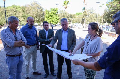 El alcalde, José Luis Sanz, atiende las explicaciones de la técnico de Urbanismo que dirige las obras, en presencia del delegado y del gerente de Urbanismo, Juan De la Rosa y Fernando Vázquez