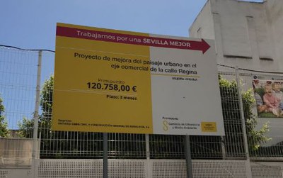 Cartel instalado al inicio de la calle Regina anunciando las obras inminentes para la mejora del paisaje urbano 