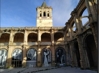 Costado norte del claustro del Monasterio de San Jerónimo, donde están representadas las figuras de apóstoles y profetas y por donde asoma la torre de la antigua iglesia