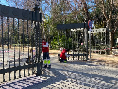Operarios de la empresa encargada de las tareas de conservación reparan uno de los cerramientos de reja del recinto