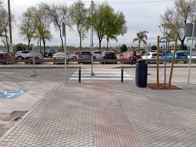 Ejemplo de nuevo itinerario peatonal y paso de peatones creado para acceder a la zona de aparcamiento, ahora perfectamente delimitada