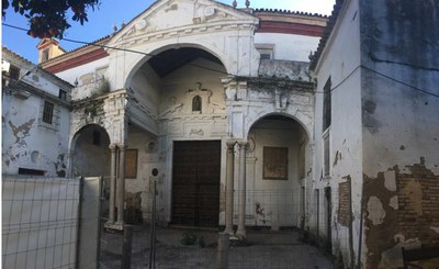 Pórtico de entrada de la iglesia del antiguo convento, objeto de las obras de rehabilitación
