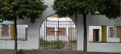 Entrada del antiguo colegio Juan Sebastián Elcano donde se construirá la nueva residencia estudiantil