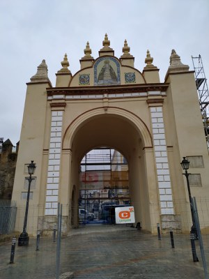 Aspecto del Arco de la Macarena tras las obras, que han permitido recuperar sus colores originales
