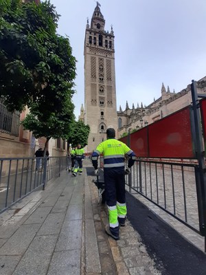 Un operario de la empresa de conservación ultima los trabajos sobre el pavimento de la Plaza de San Franciso