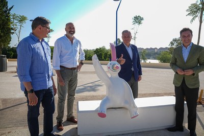 El alcalde de Sevilla, José Luis Sanz, posa junto a la figura de "Curro" en presencia del delegado y el Gerente de Urbanismo y del delegado del área de la Cartuja 