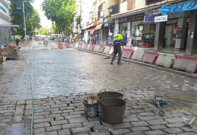 Reposición de adoquines en mal estado en la calzada de la calle San Jacinto