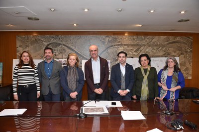 El delegado de Hábitat Urbano junto con representantes de los hoteleros y vecinos del barrio  de Senta Cruz y, con técnicos de Urbanismo y de Turismo