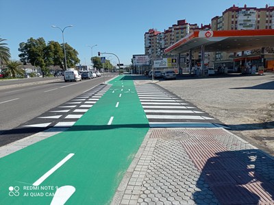 Nuevo acceso a la gasolinera de la Avenida de Andalucía y carril bici renovado