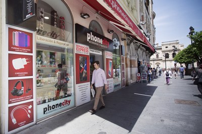Fachada de un establecimiento de la Avenida de la Constitución con publicidad no adaptada a los nuevos criterios aprobados