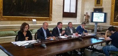 Un momento de la presentación de la nueva aplicación desarrollada por Urbanismo a cargo del alcalde, Juan Espadas