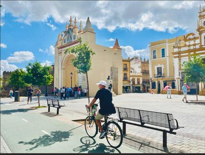 Un ciudadano se desplaza en bicicleta junto al arco de la Macarena