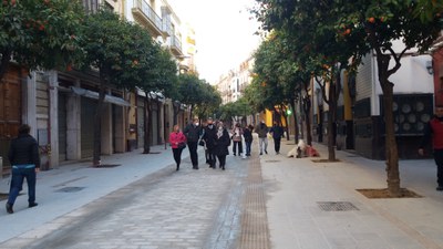 La calle Mateos Gago ofrece ahora un nuevo aspecto, con un nuevo pavimento en plaforma única e itinerarios peatonales delimitados