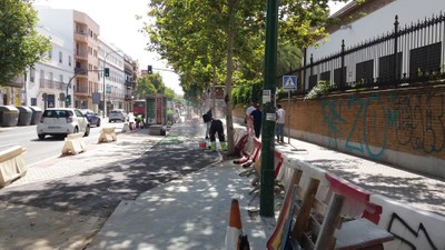 Trabajos actualmente en marcha en la calle Resolana para habilitar el carril bici en la calzada y aumentar el tamaño de la acera