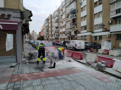 Trabajos de ampliación del acerado en la calle Evangelista esquina con la calle Leiría