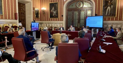 Un momento de la presentación pública de este plan extraordinario de inversiones en el Ayuntamiento de Sevilla