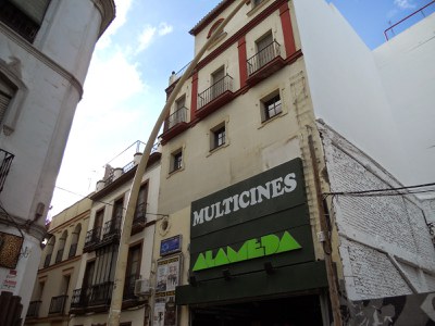 Vista general del inmueble de los antiguos cines, junto a la Plaza de la Alameda