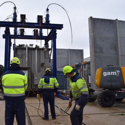 Operarios de Endesa durante el montaje de un nuevo transfomador de electricidad en Sevilla Este