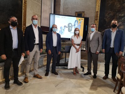 El alcalde de Sevilla, junto con parte de su equipo municipal y los representantes de la Junta de Compensación del ámbito de actuación en un momento de la presentación del acuerdo alcanzado