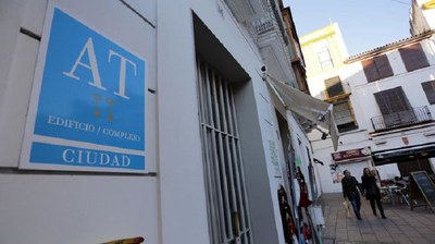 Cartel anunciador de apartamentos turísticos en el centro de la ciudad