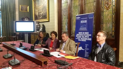 La delegada de Economía, Comercio y Relaciones Institucionales, Carmen Castreño, enseña una muestra del pavimento que se va a instalar en la Ronda Urbana Norte