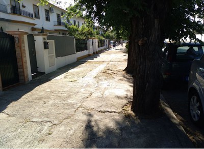 Aspecto actual de las aceras de la Avda. de la Maestranza Aérea, que serán reparadas en el marco del proyecto de reurbanización aprobado