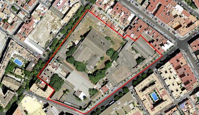 Vista aérea de la parcela sobre la que se proyecta el nuevo desarrollo residencial, en la que destaca la presencia de la nave principal de la antigua fábrica de vidrio