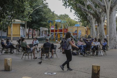 Terraza de veladores junto a una zona de juegos infantiles 