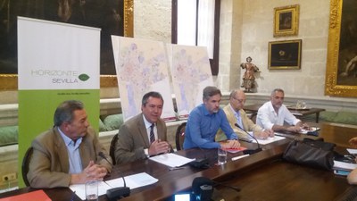 El alcalde, Juan Espadas, junto al gerente de Urbanismo, Ignacio Pozuelo, el director técnico de la Gerencia, Jorge Almazán y, técnicos del servicio de Alumbrado de este organismo, en un momento de la presentacion de la nueva medida adoptada 