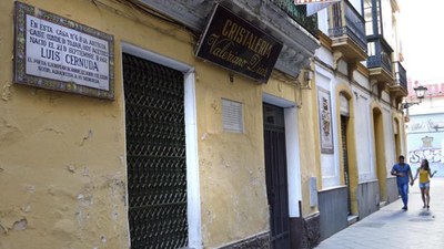 Fachada de la casa donde nació el poeta sevillano, miembro de  la Generación del 27, que el Ayuntamiento transformará en un nuevo espacio cultural 