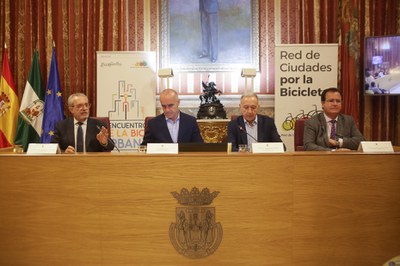 El alcalde, Antonio Muñoz y el presidente de la asociación de Ciudades por la bicicleta, Antonio Poveda, han presidido el  acto de inauguración del III Encuentro de la bici urbana