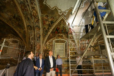 Alcalde y delegado de Urbanismo observan los trabajos de restauración de las pinturas murales de la Capilla que están en marcha